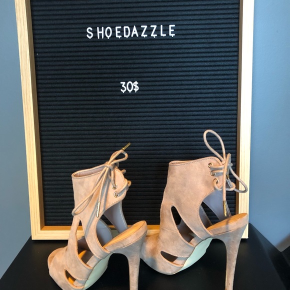 Shoe Dazzle tan sandals - Picture 2 of 2